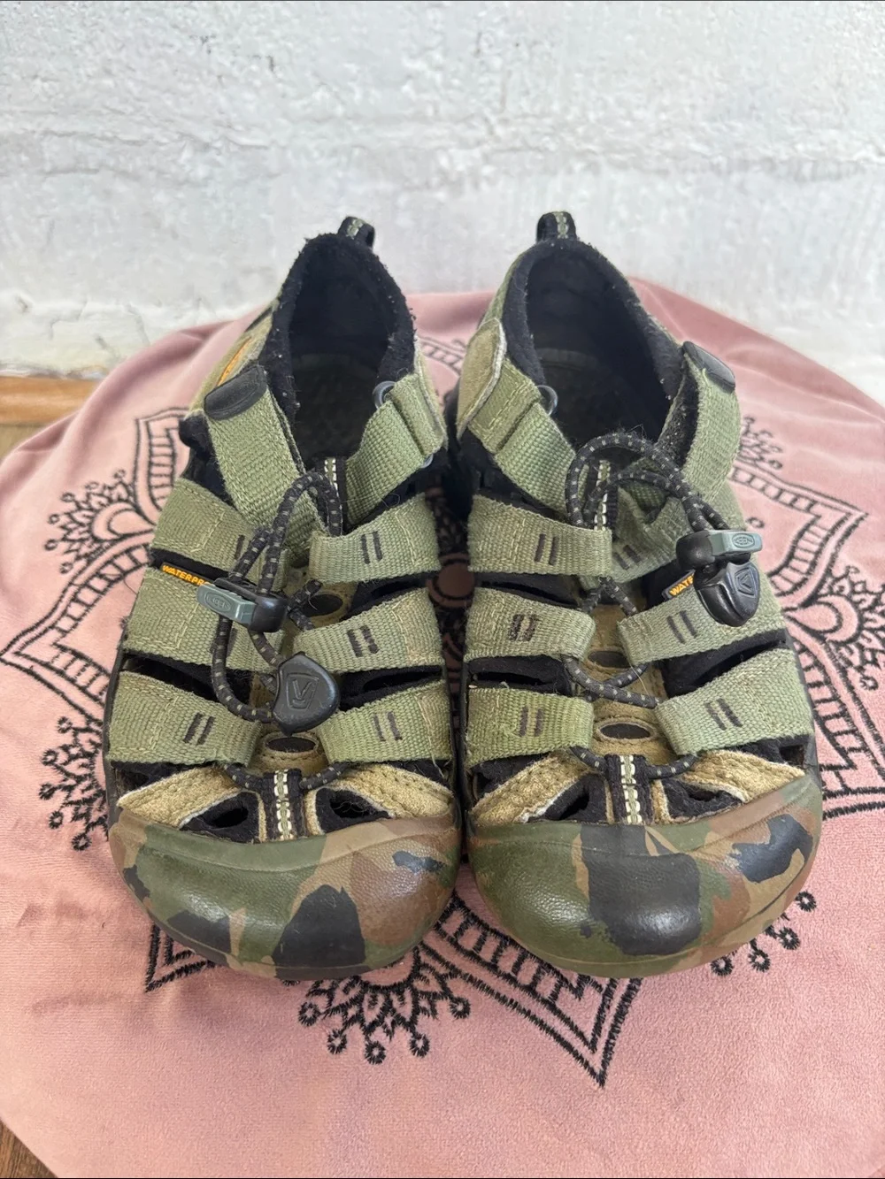 Keen Boys Olive Green Camo Closed-Toe Hiking Waterproof Sandals sz 13